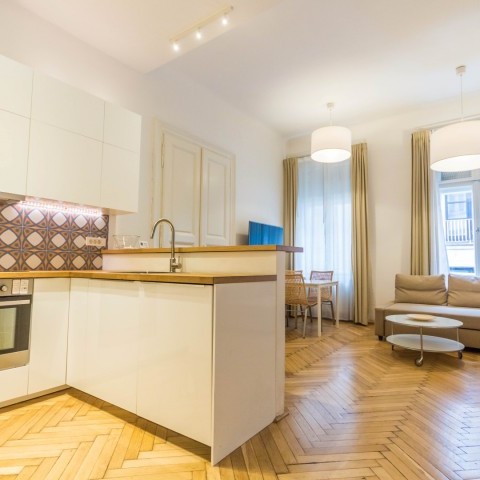 Budapest | District 6 | 3 bedrooms |  €1.600 (620.000 HUF) | #52154